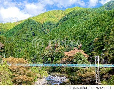 和歌山縣田邊市以秋葉為背景的龍神溫泉湯本小橋 和歌山縣田邊市以秋葉為背景的龍神溫泉湯本小橋 92854921