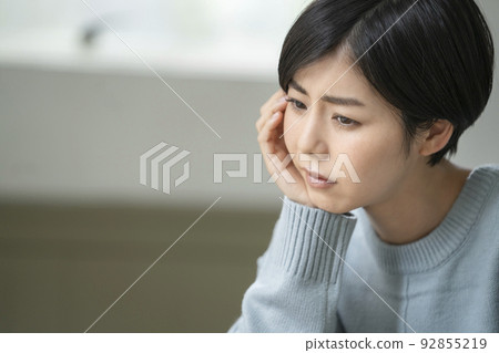一個年輕的女人抱著一個頭 92855219
