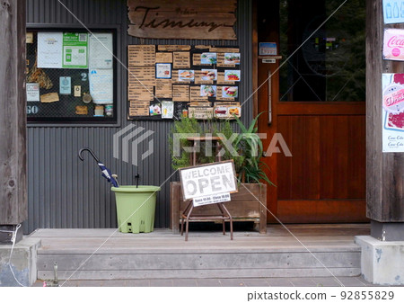 A snack bar with a unique appearance appears on the left bank of the Hayakawa River on the back street of the Yumoto shopping district. A snack bar with a unique appearance appears on the left bank of the Hayakawa River on the back street of the Yumoto shopping district. 92855829