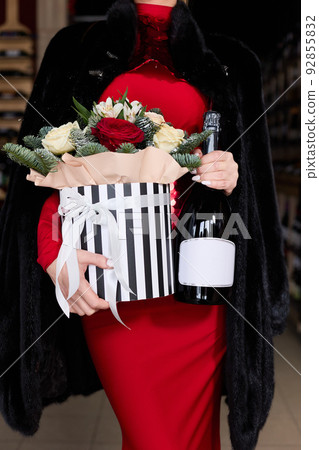 Elegantly dressed girl with a bouquet of flowers in her hands 92855832