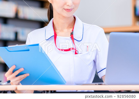 Nurse entering data Photographing cooperation: Japanese language school attached to Chuo Institute of Technology 92856080