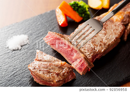牛排烤肉鐵板燒特寫烤肉沙朗牛排 92856958