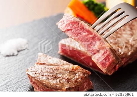 牛排烤肉鐵板燒特寫烤肉沙朗牛排 92856961