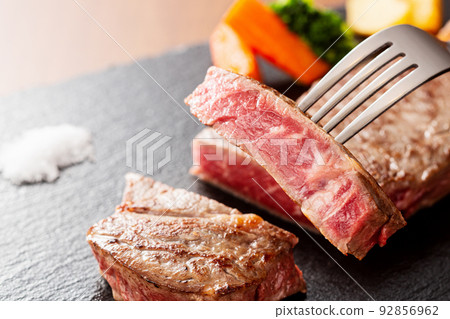 Steak Yakiniku Teppanyaki Close-up Grilled Meat Sirloin Steak 92856962