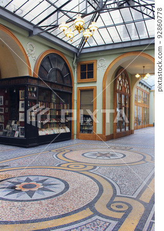 巴黎通道拱廊購物街風光 92860778