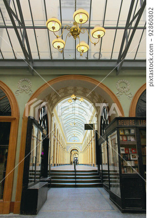 巴黎通道拱廊購物街風光 92860802