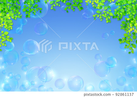 漂浮在新鮮的綠色和藍天的肥皂泡 92861137