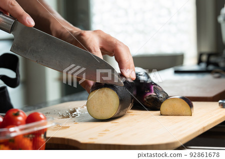 一個男人在廚房做飯的手 92861678