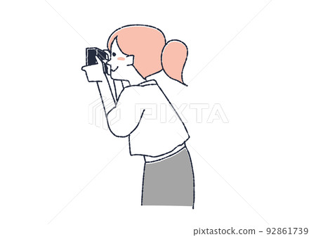 一個拿著相機的女人 一個正在拍照的人 92861739