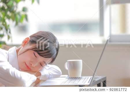 A woman who falls asleep on her desk_Closeup 1 92861772