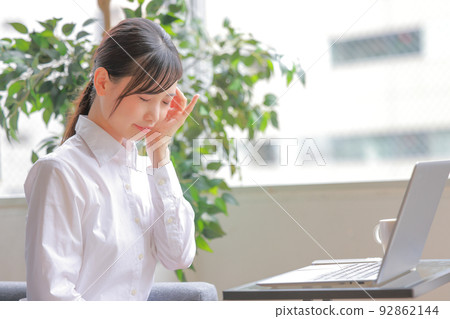 Desk work woman who feels a headache 1 Desk work woman who feels a headache 1 92862144