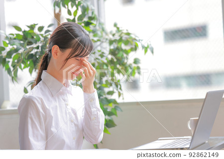 一位女士因眼睛疲勞而用手指握住太陽穴 1 92862149