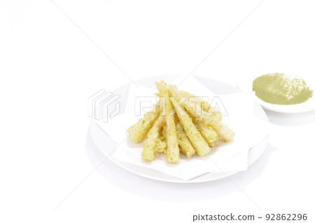 Himetake 天婦羅，小細竹筍，可食用的野生植物，明亮的背景 92862296