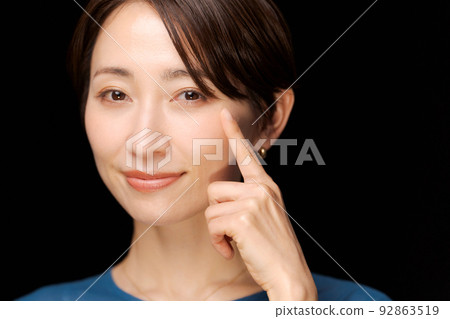 Eye beauty woman in her 30s 92863519