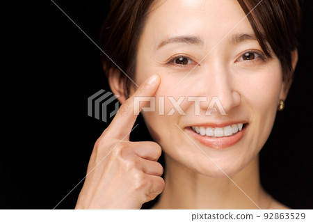 Eye beauty woman in her 30s Eye beauty woman in her 30s 92863529