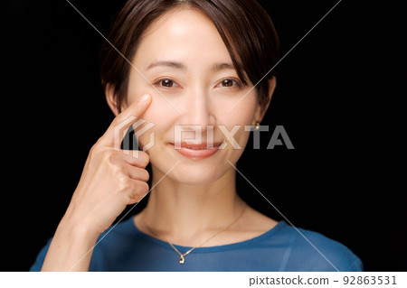 Eye beauty woman in her 30s 92863531