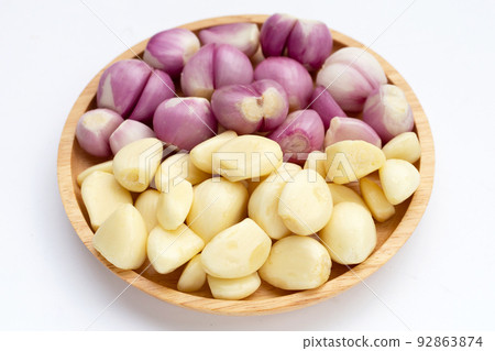 Fresh garlic with shallot on white background 92863874
