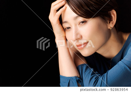 Portrait of a woman in her 30s 92863954