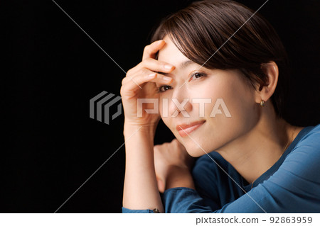 Portrait of a woman in her 30s Portrait of a woman in her 30s 92863959