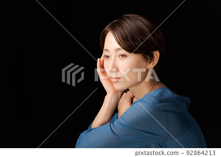 Portrait of a woman in her 30s 92864213