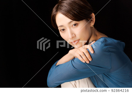 Portrait of a woman in her 30s 92864216