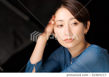 Portrait of a woman in her 30s Portrait of a woman in her 30s 92864217