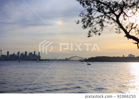 悉尼橙色日落、海和海港大橋 92866250