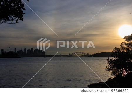 悉尼橙色日落、海和海港大橋 92866251