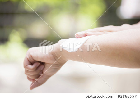 Insect repellent sheet Middle-aged women who use sweat sheets 92866557