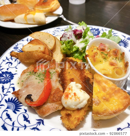 Holiday lunch at a stylish restaurant Holiday lunch at a stylish restaurant 92866577