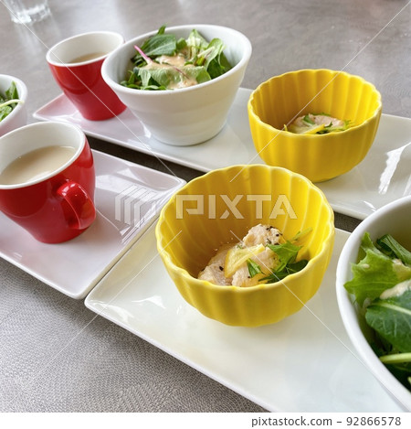 Lunch at a fashionable restaurant Lunch at a fashionable restaurant 92866578