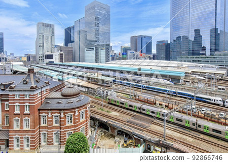 Tokyo: Trains and skyscrapers arriving and departing from the platform of Tokyo Station 92866746