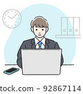在辦公室的計算機上工作的人 92867114
