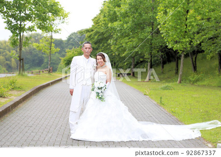 為不同年齡的情侶拍照 公園婚禮地點 92867337