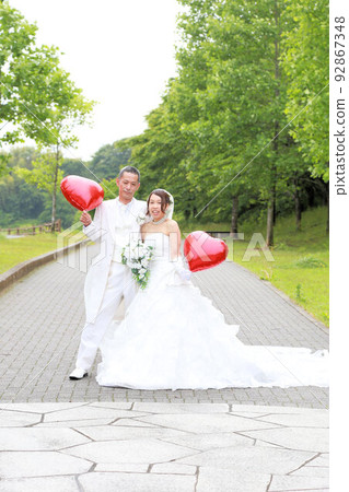 Photo shoot for couples with age difference Wedding location at the park 92867348