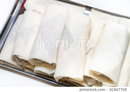 自製春捲的照片。油炸前。 自製春捲的照片。油炸前。 92867708