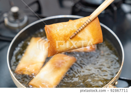 圖為製作春捲。自製食物的圖像。 92867711