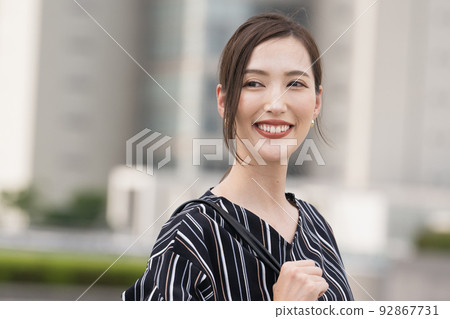 走的女商人戶外 92867731