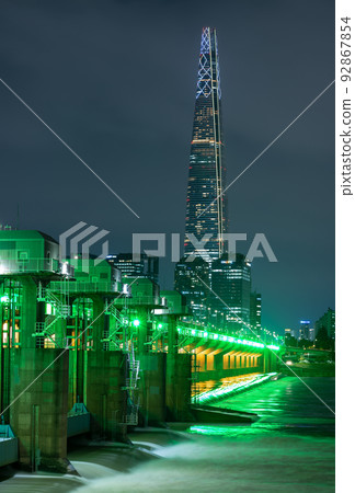 Night view ofJamsil bridge, Lotte World Tower skyscraper and Han River in Seoul South Korea 92867854