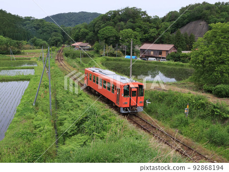 Kiha 120 在紀月線出雲橫田站附近運行 92868194
