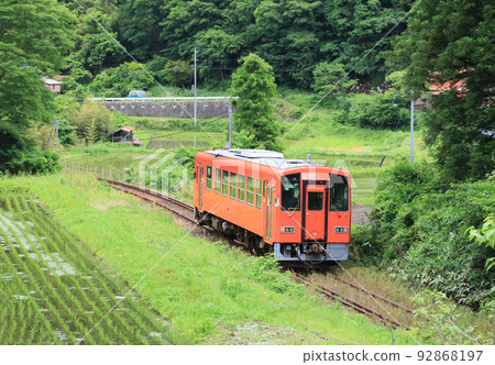 Kiha 120 running near Hachikawa Station on the Kisuki Line 92868197