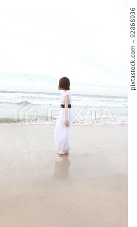 A lonely woman A lonely woman 92868936