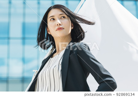 拿著國旗的職業女性 92869134