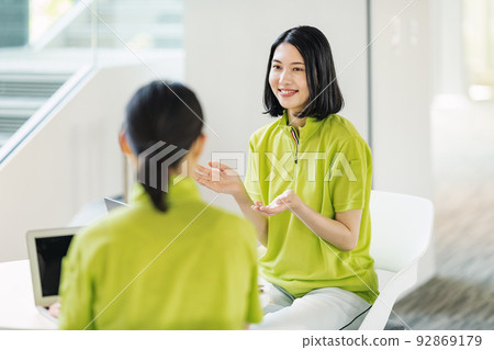 開會的女性護理人員 開會的女性護理人員 92869179