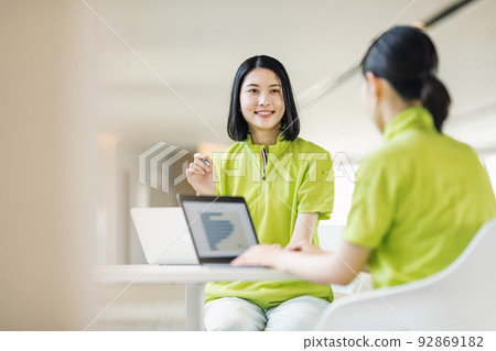 開會的女性護理人員 92869182