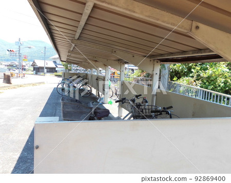 有頂棚的自行車停車區(自行車停車處)| 公寓大樓和公共設施中的自行車停車設施 有頂棚的自行車停車區(自行車停車處)| 公寓大樓和公共設施中的自行車停車設施 92869400