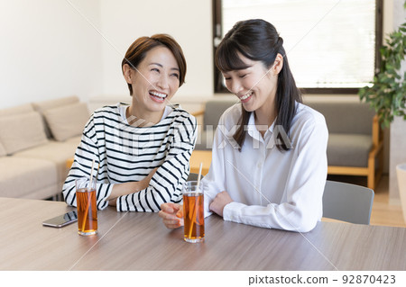 兩名中年婦女在咖啡館喝冰茶 兩名中年婦女在咖啡館喝冰茶 92870423