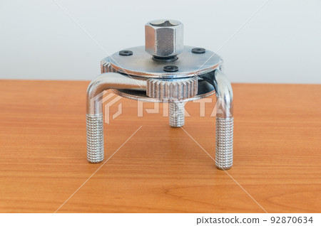 Silver three jaw car filter spanner. Silver three jaw car filter spanner. 92870634