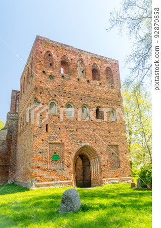 Front of ruins of a 14th century gothic church in Steblewo, Poland. 92870858