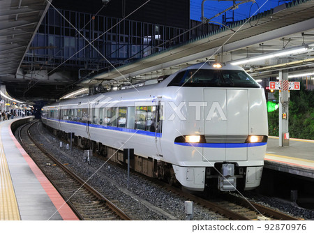 Express Thunderbird arriving at Shin-Osaka station at night Express Thunderbird arriving at Shin-Osaka station at night 92870976
